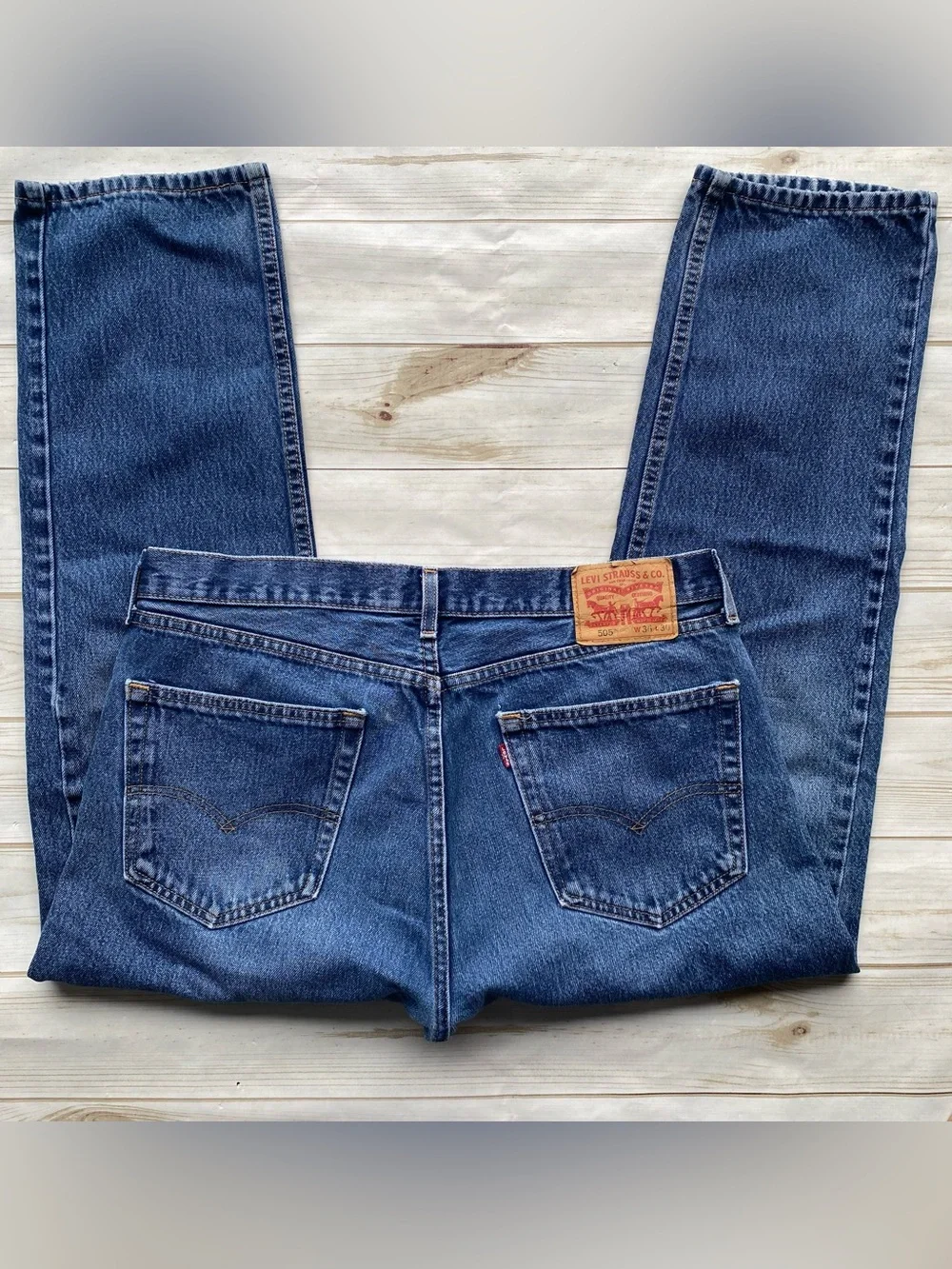 Levi’s 505 Classic regular fit straight leg medium wash denim jeans timeless 35